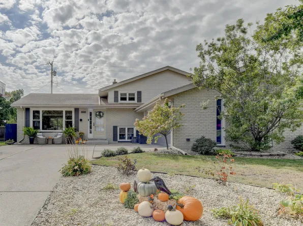 2032 Martha St, Highland, IN 46322