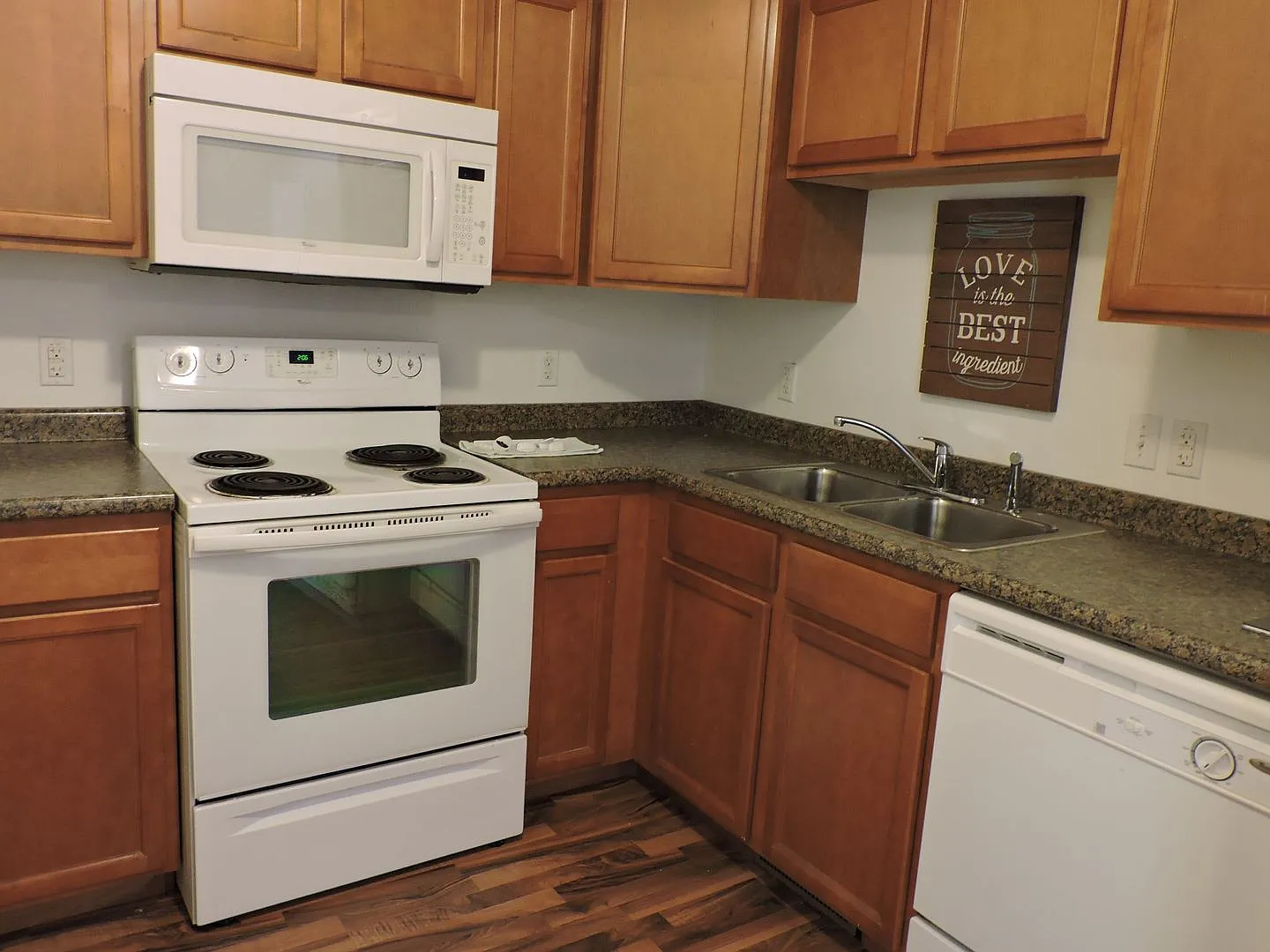3 Bedroom 2 Bathroom Townhouse With 2 Car Garage — Photo 4