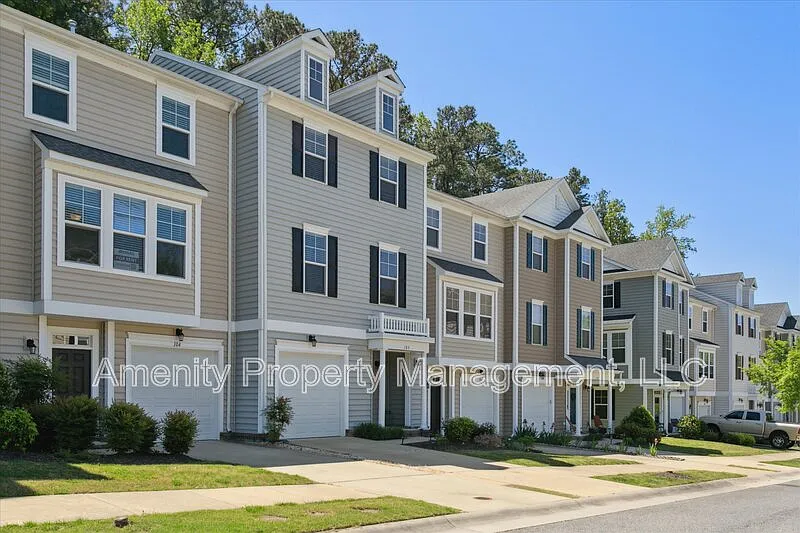 4 bed, 3.5 bath, 2059 sqft, $2,900 — Photo 2