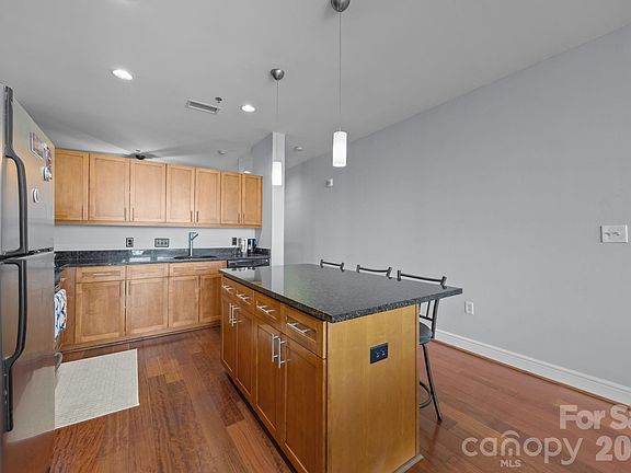 4th image of 333 W Trade St Unit 2603