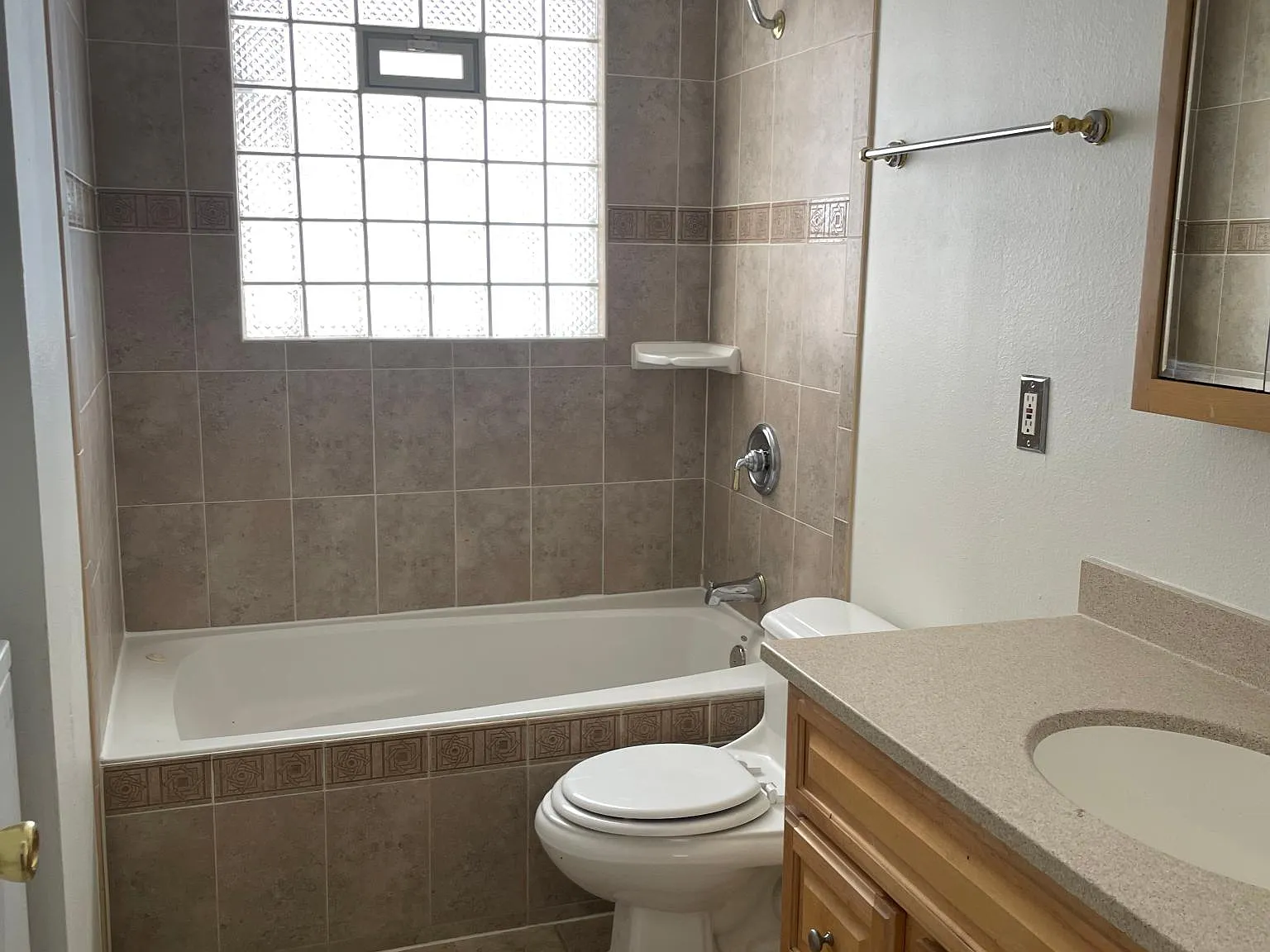 3 bed, 1348 sqft, $2,700 — Photo 4