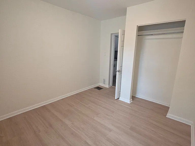 407 E Carson St — Photo 6