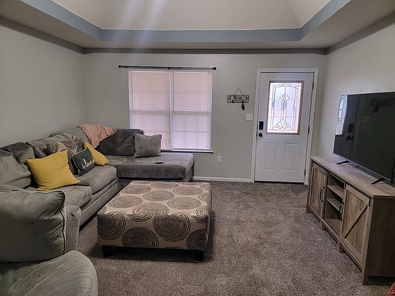 2nd image of 816 Summer Ln