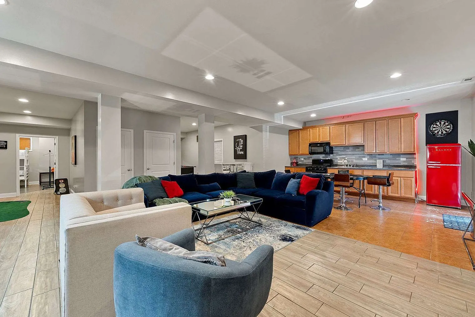 7 bed, 4.0 bath, 4499 sqft, $19,317 — Photo 3