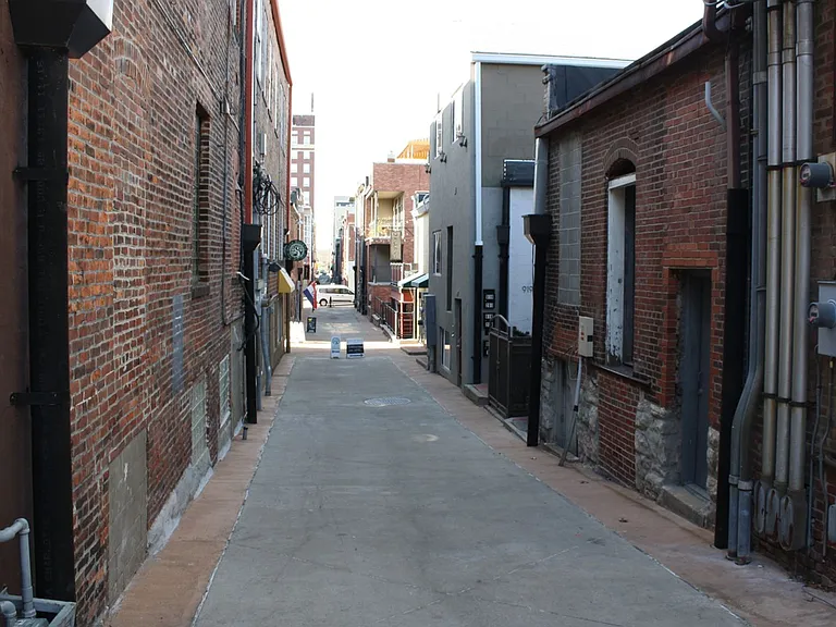 904 E Broadway — Photo 1