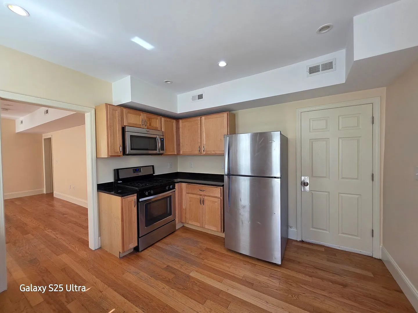 No Brokers Fee. Oak Sq Area of Brighton. Pets Friendly, Laundry, Parking, Eat-in Kitchen, — Photo 1