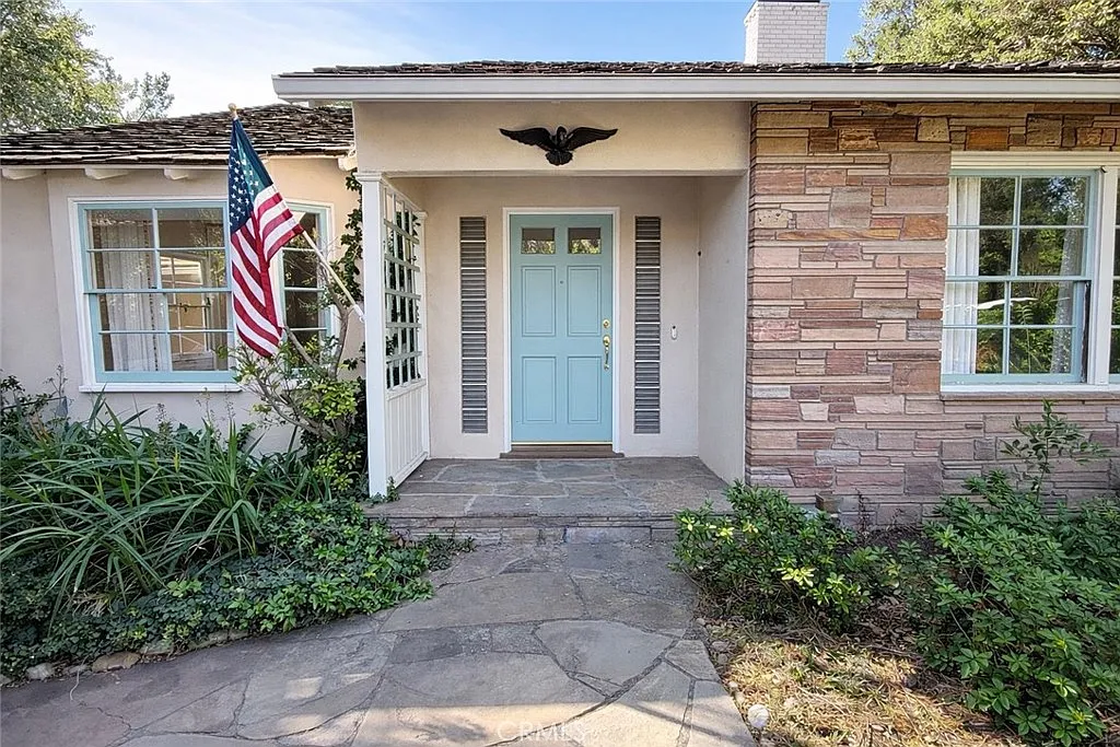 3 bed, 2418 sqft, $6,300 — Photo 3
