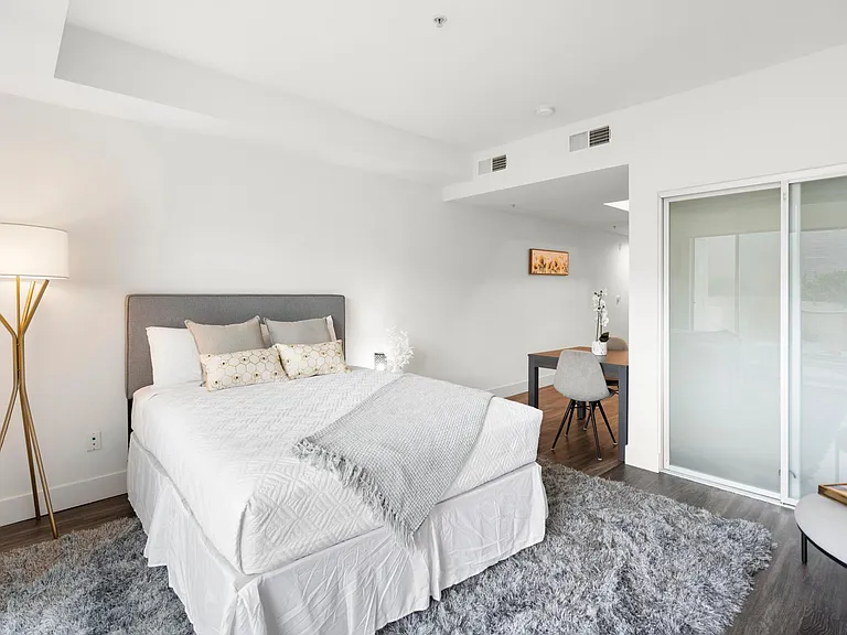 Living at Santa Monica — Photo 39