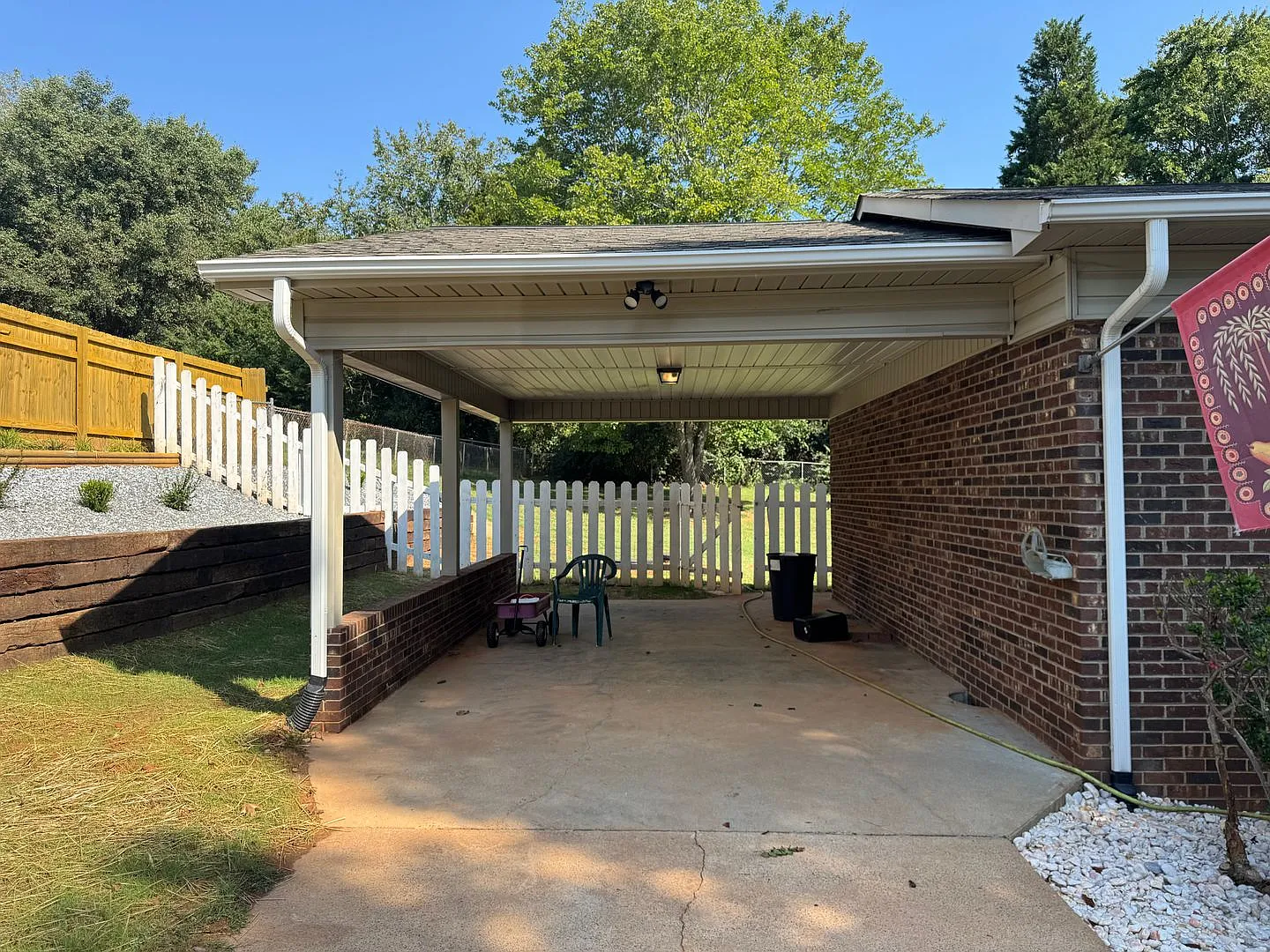Four Bedroom Home in Hickory — Photo 2