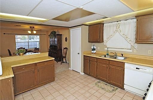3rd image of 3845 Glenoak Dr