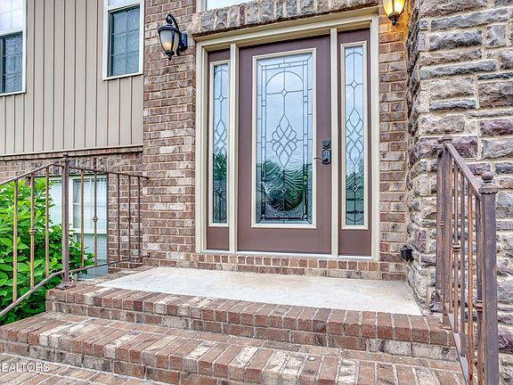 2nd image of 6427 Hollow Oak Ln