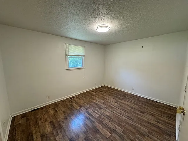 1143 Chestnut Dr — Photo 4