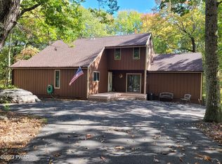 804 Overlook Ct, Lords Valley, PA 18428