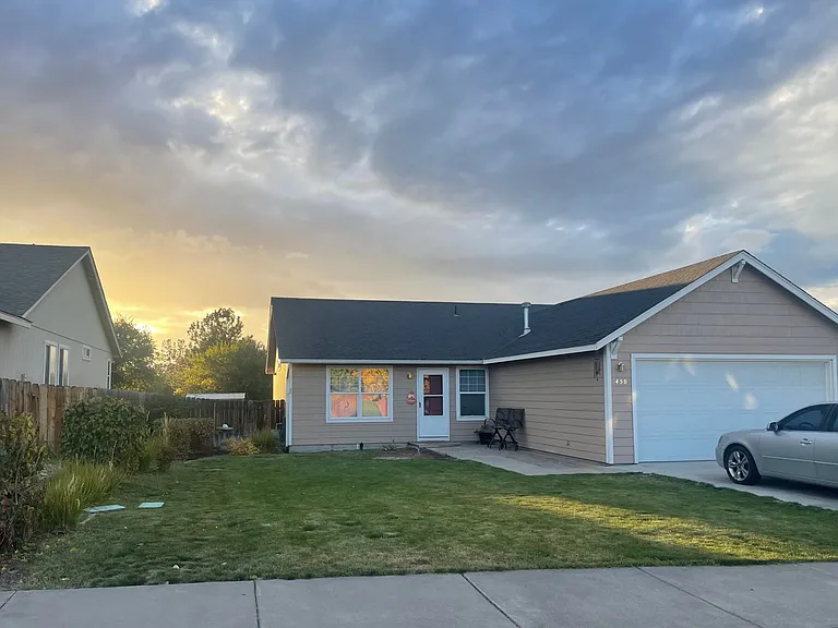 450 NE Hillcrest St — Photo 1