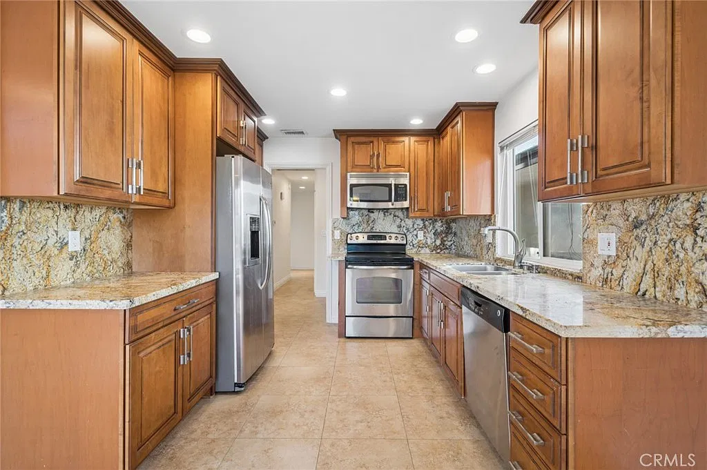 2 bed, 1100 sqft, $4,950 — Photo 1