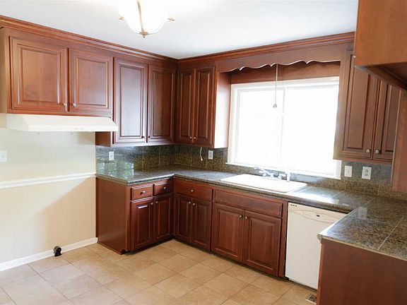 4th image of 300 Crest Dr
