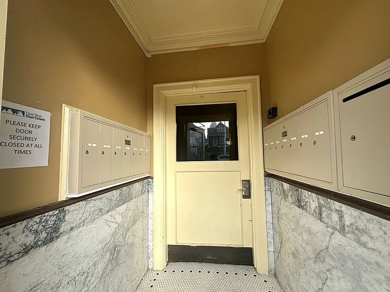 Belmont - 13 Unit — Photo 16