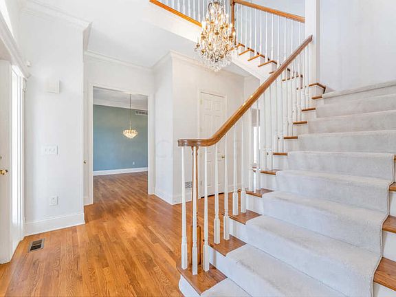 4th image of 5076 Canterbury Dr