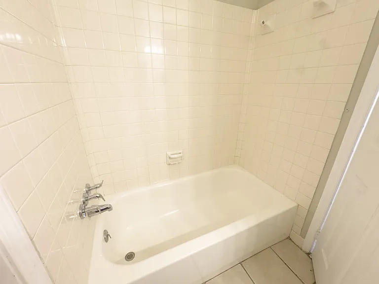 436 Henry St — Photo 8