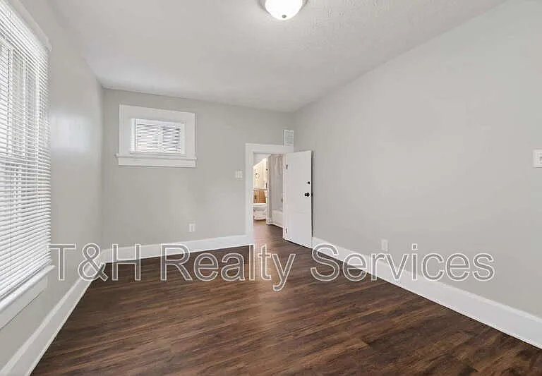 926 W 32nd St — Photo 20