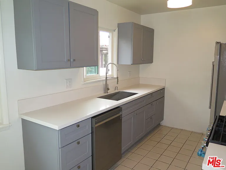 2221 Ocean Park Blvd #5 — Photo 8