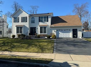 10 Thorn Briar Ln, Burlington, NJ 08016