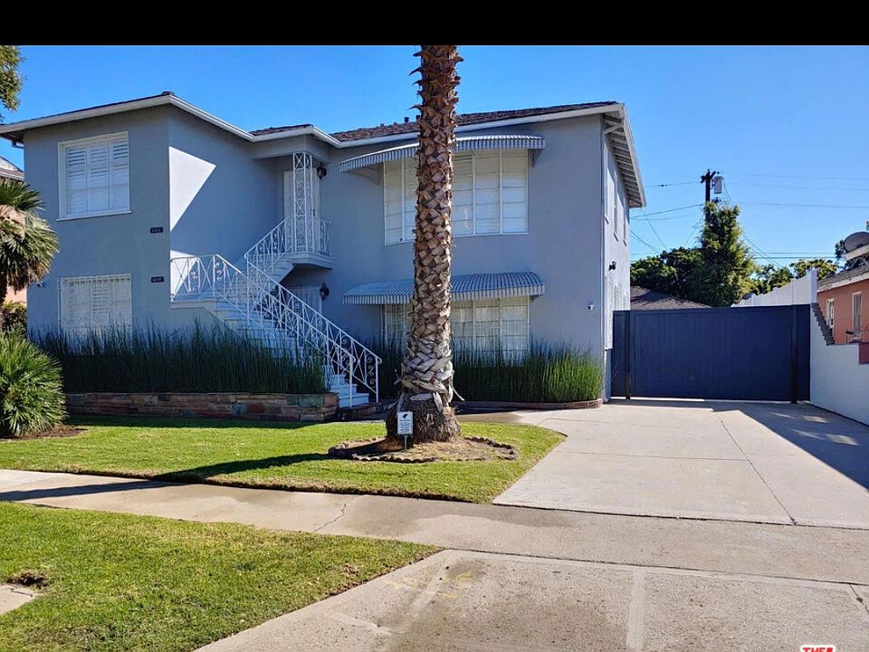 2 Unit Duplex 

Upstairs Unit Available Now!