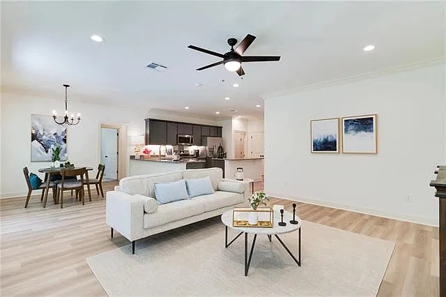 3 bed, 2.0 bath, 1649 sqft, $2,200 — Photo 4