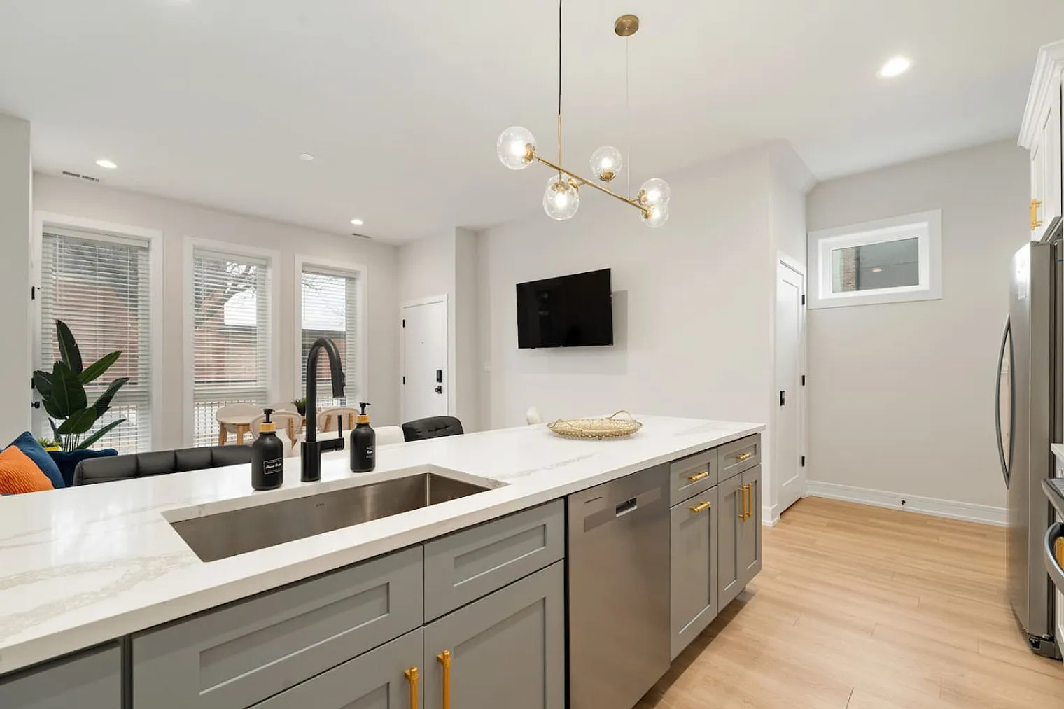 3 bed, 2.0 bath, 1614 sqft, $3,277 — Photo 2