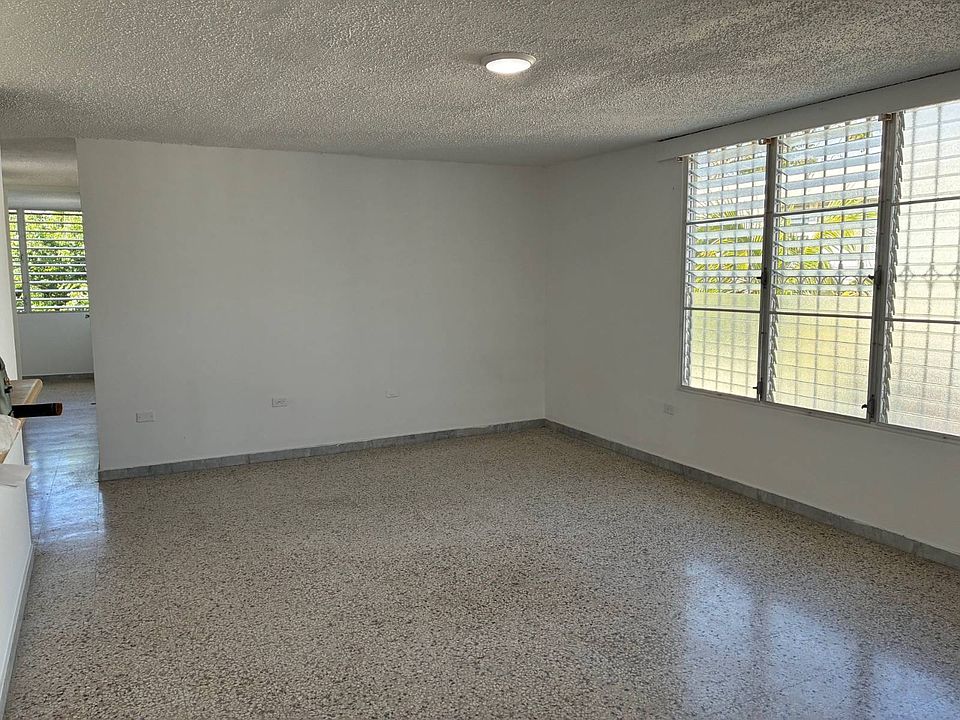 1st image of 4 Jardines Ave