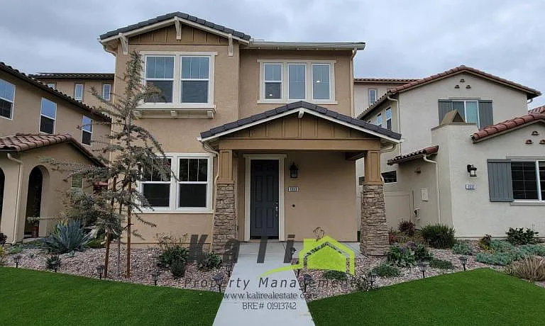 1333 Pershing Rd — Photo 1