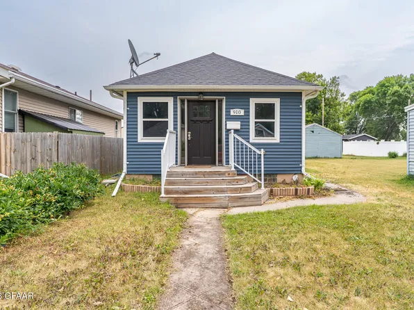 910 2nd Ave NE, East Grand Forks, MN 56721