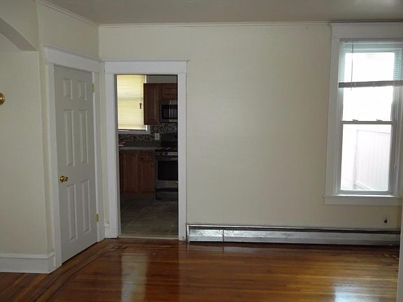 4th image of 6010 Buist Ave