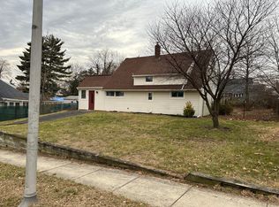 60 Aspen Ln, Levittown, PA 19055
