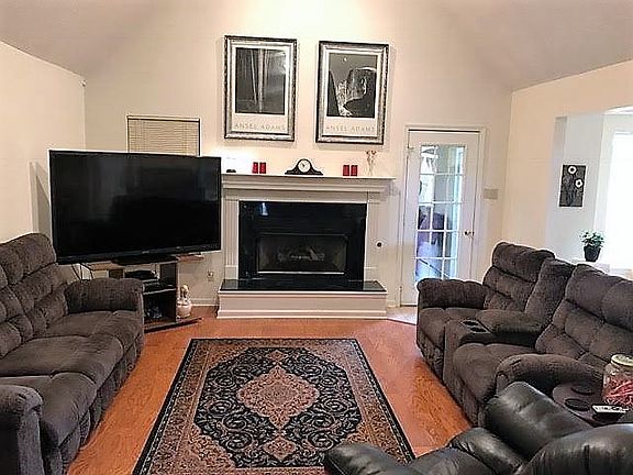 4th image of 656 White Oak Dr