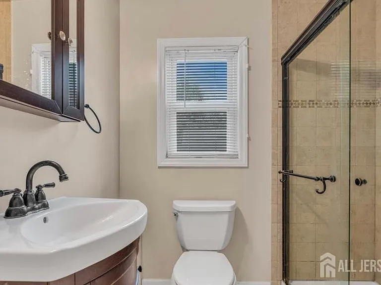 402 Ryders Ln — Photo 14