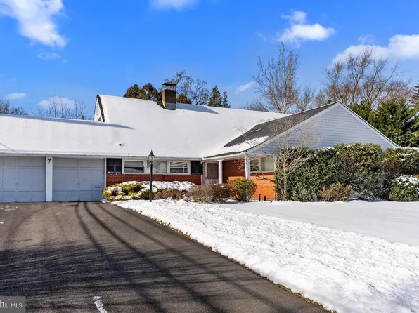 7 Flamehill Rd, Levittown, PA 19056