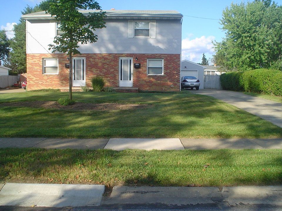 front: showing 2x wide drive & garages
