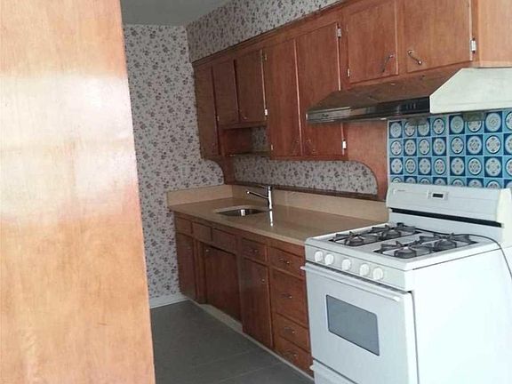 4th image of 6115 185th St Fl 3rd