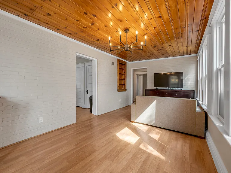 1616 Versailles Rd — Photo 16
