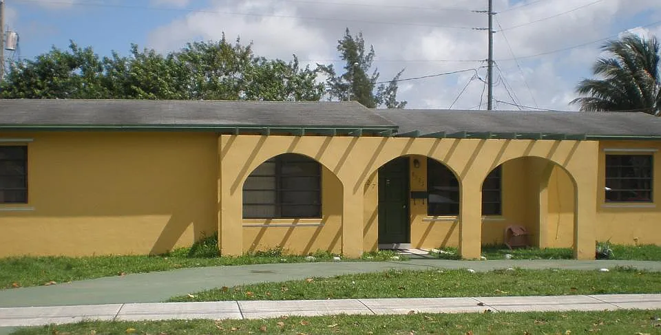 1/1 Duplex with Yard in Westchester Miami