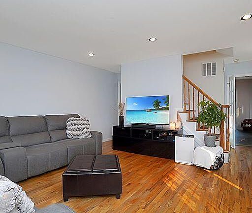 3rd image of 18 King James Ct
