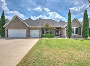 5502 W Lakewood Dr, Rogers, AR 72758