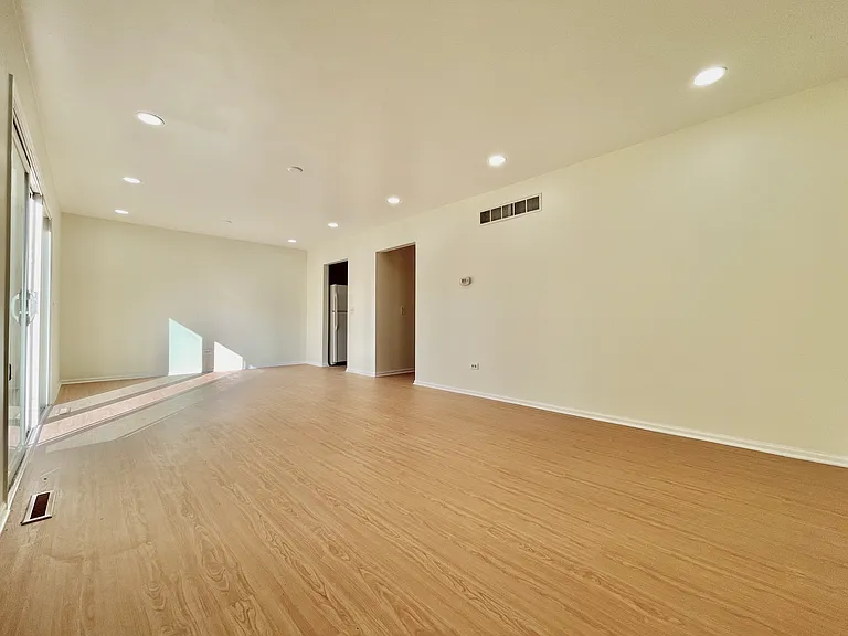 928 Stratford Ct — Photo 7