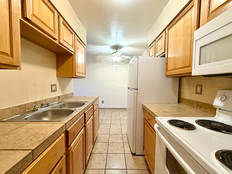 Desert Atrium - Studios, 1 Bedrooms and 2 Bedrooms in Great Location! Community Pool! — Photo 18