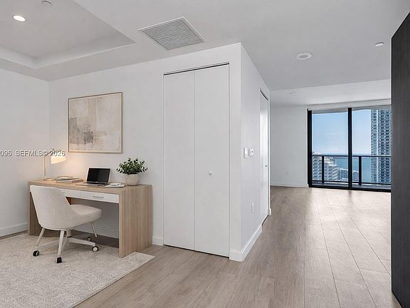 4th image of 45 SW 9th St APT 3502