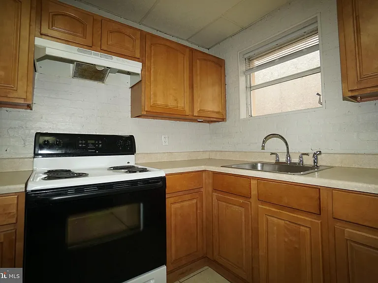 2550 E Somerset St #2 — Photo 9