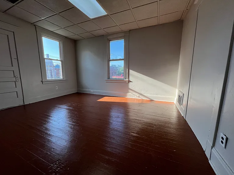 1017 Considine Ave — Photo 3