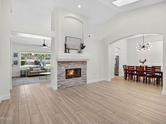4th image of 905 W BEECHNUT Drive