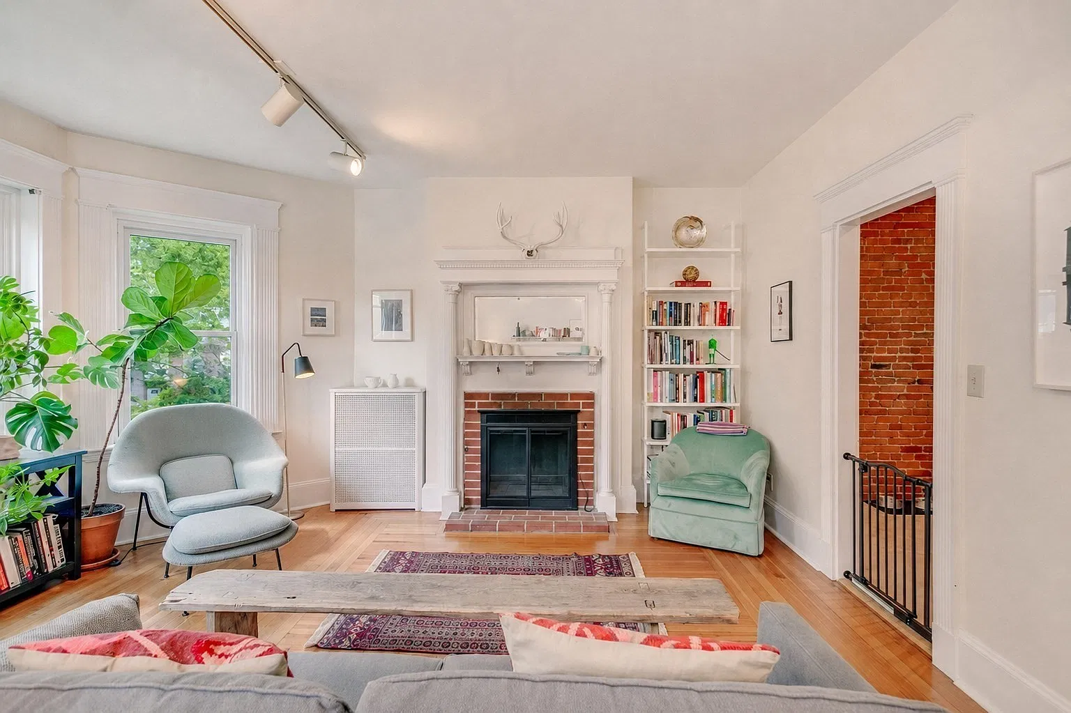 3 bed, 1.0 bath, 1256 sqft, $4,200 — Photo 3
